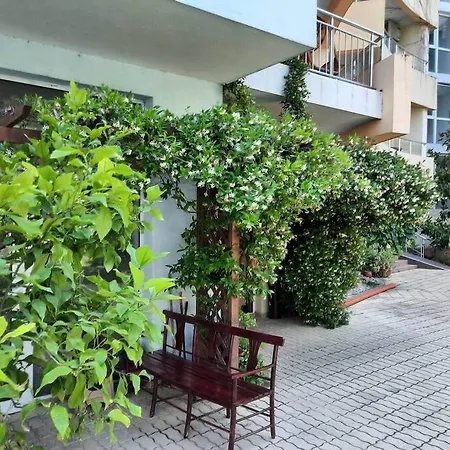 Central, 1 Bed Apt, 3* Yassen Apartament