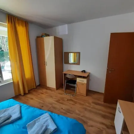 Central, 1 Bed Apt, 3* Yassen Apartament